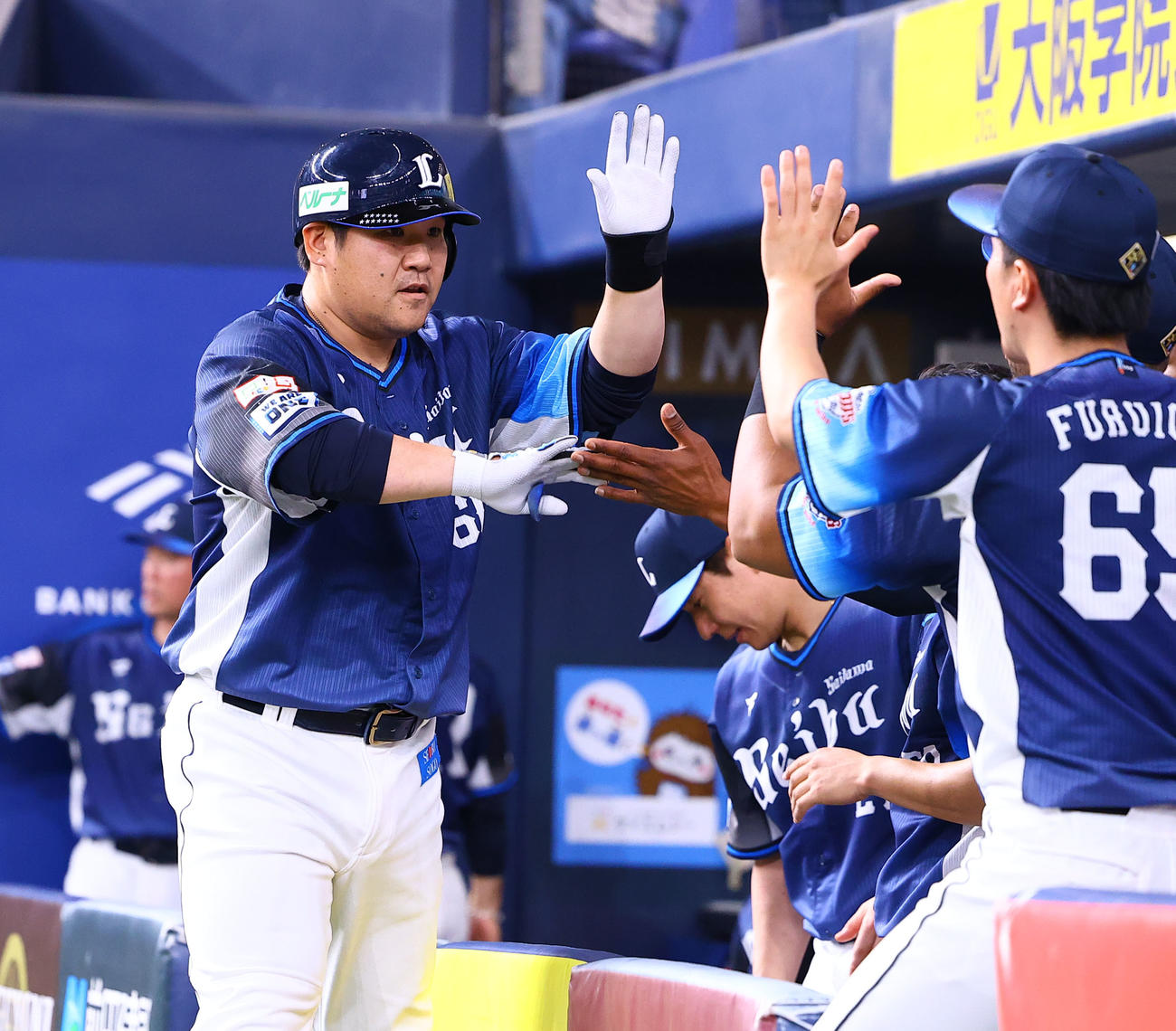 オリックス対西武　9回表西武無死、中村剛は左越えにソロ本塁打を放ちナインとタッチを交わす（撮影・藤尾明華）
