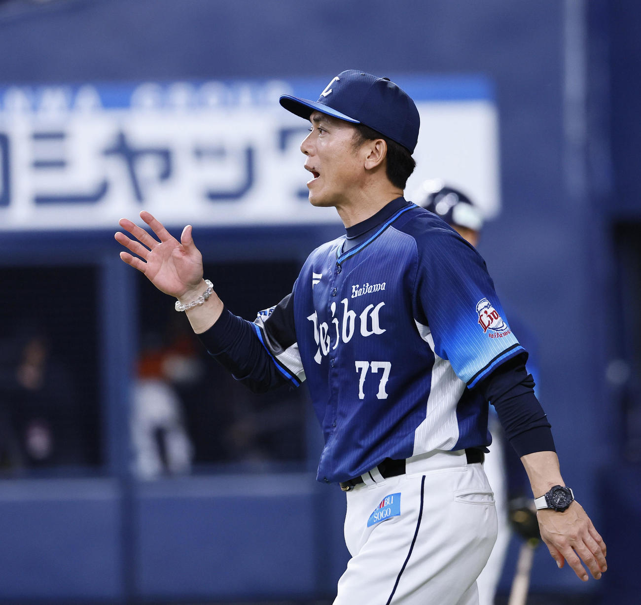 オリックス対西武　9回表西武無死、佐藤龍の左越え三塁打の打球を巡り、リプレイ検証を要求する西武松井監督（撮影・藤尾明華）
