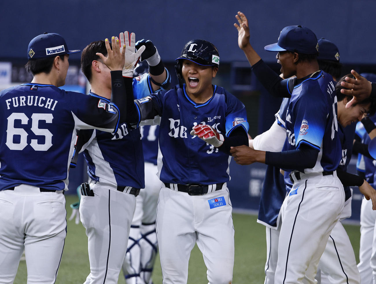 オリックス対西武　9回表西武2死一、三塁、金子侑の中前適時打で生還し、ナインに迎えられる平沼（中央）（撮影・藤尾明華）