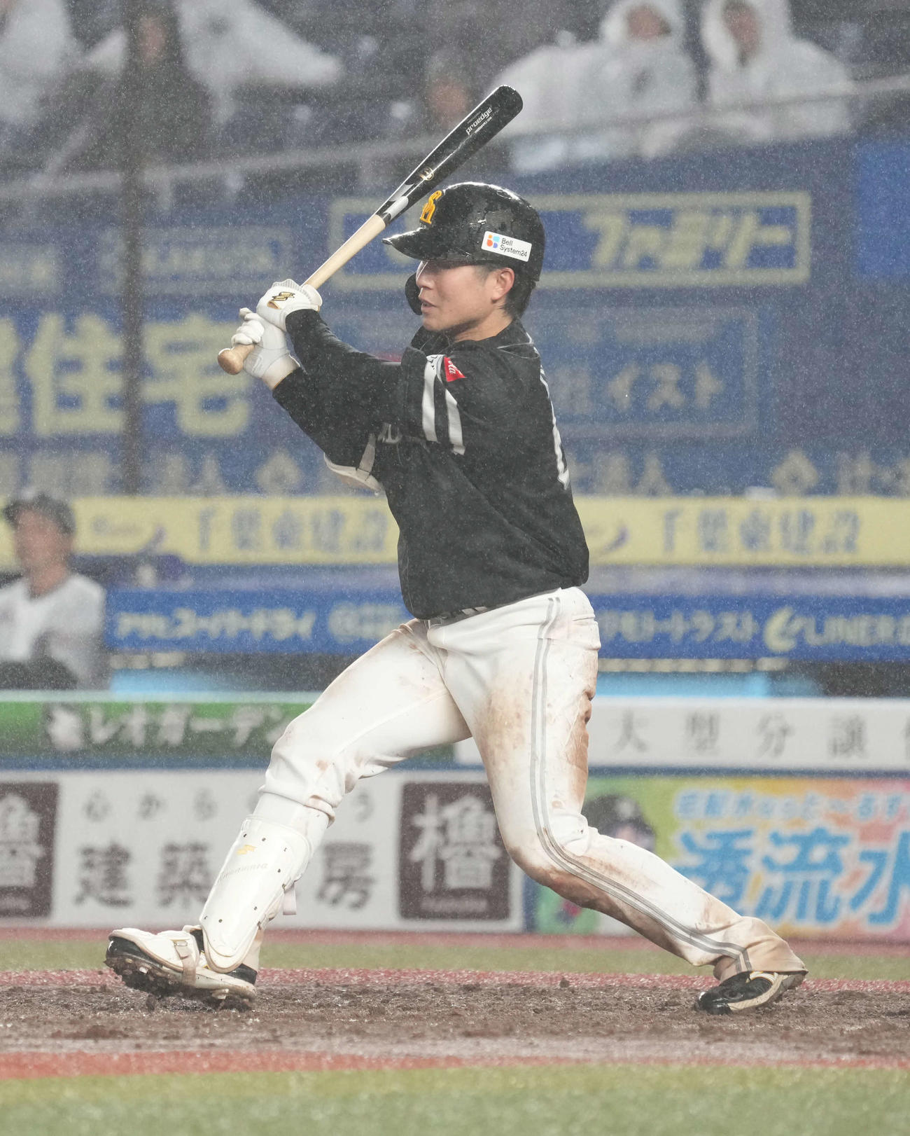 ロッテ対ソフトバンク　5回表ソフトバンク1死三塁、川村は中前適時打を放つ（撮影・小沢裕）