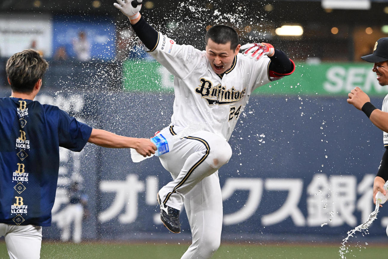 オリックス対西武　10回裏オリックス2死二、三塁、サヨナラ打を放った紅林は、ナインからウオーターシャワーで祝福される（撮影・前岡正明）