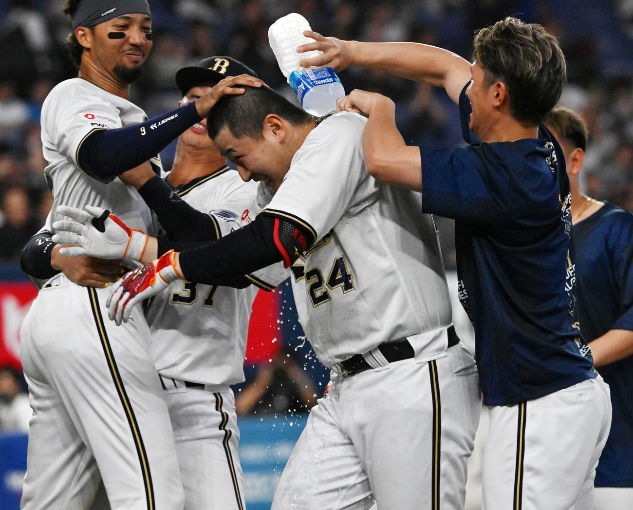 オリックス対西武　10回裏オリックス2死二、三塁、紅林は左前サヨナラ適時打を放ち手荒い祝福を受ける（撮影・前岡正明）