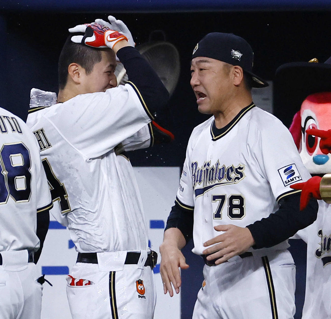 オリックス対西武　10回裏オリックス2死二、三塁、サヨナラの適時打を放ち中嶋監督（右）から頭突きを食らった紅林（撮影・藤尾明華）