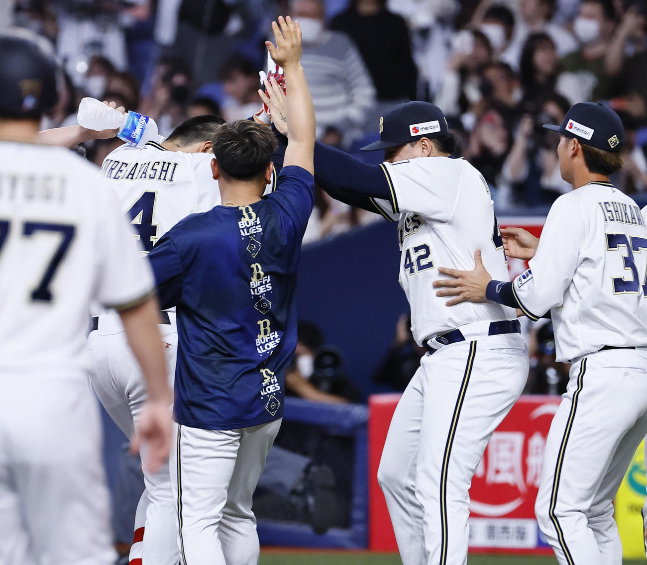 オリックス対西武　10回裏オリックス2死二、三塁、左前にサヨナラの適時打を放った紅林とタッチを交わすマチャド（右から2人目）（撮影・藤尾明華）