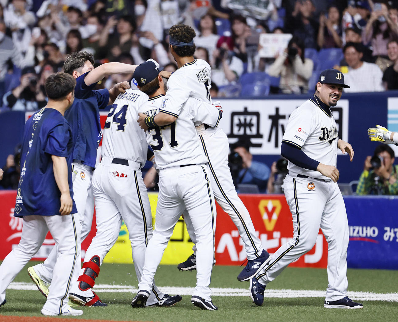オリックス対西武　10回裏オリックス2死二、三塁、紅林弘太郎のサヨナラ打に喜ぶマチャド（右端）（撮影・藤尾明華）