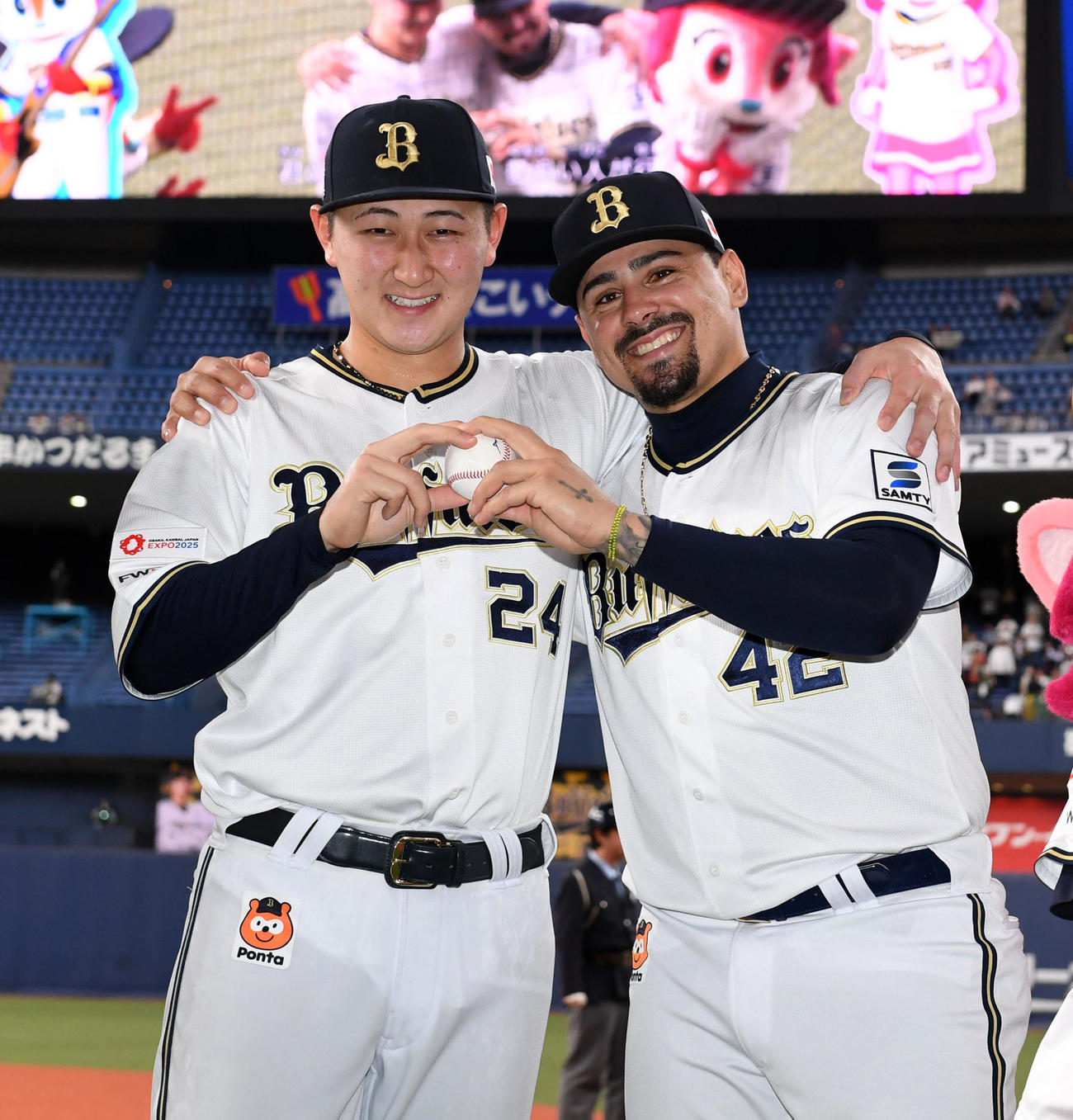 オリックス対西武　ヒーローの紅林（左）とマチャドはお互いの記念ボールを手に笑顔を見せる（撮影・前岡正明）