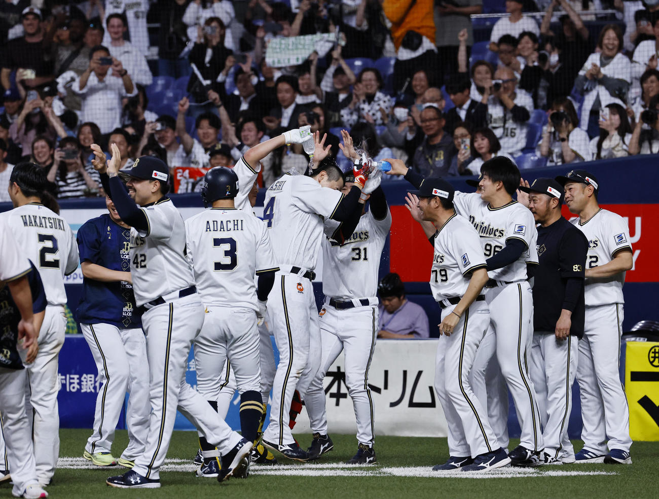 オリックス対西武　10回裏オリックス2死二、三塁、左前にサヨナラの適時打を放ち祝福を受ける紅林（中央）（撮影・藤尾明華）