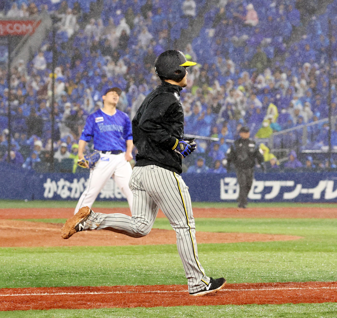 DeNA対阪神　5回表阪神2死満塁、三塁走者伊藤将はノイジーの押し出し四球で生還。左はDeNA先発浜口（撮影・加藤哉）