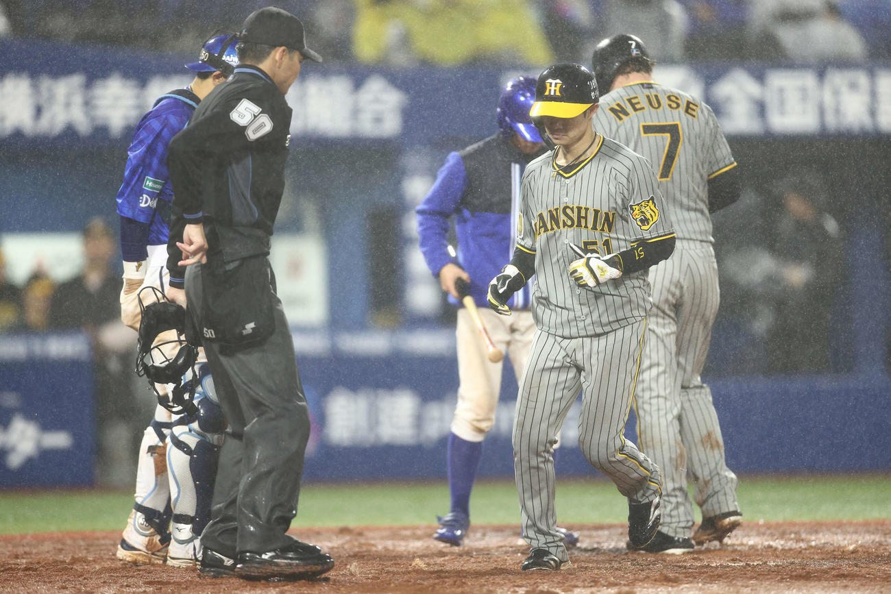 DeNA対阪神　9回表阪神無死満塁、ノイジーが死球を選び、押し出し生還する中野（撮影・河田真司）