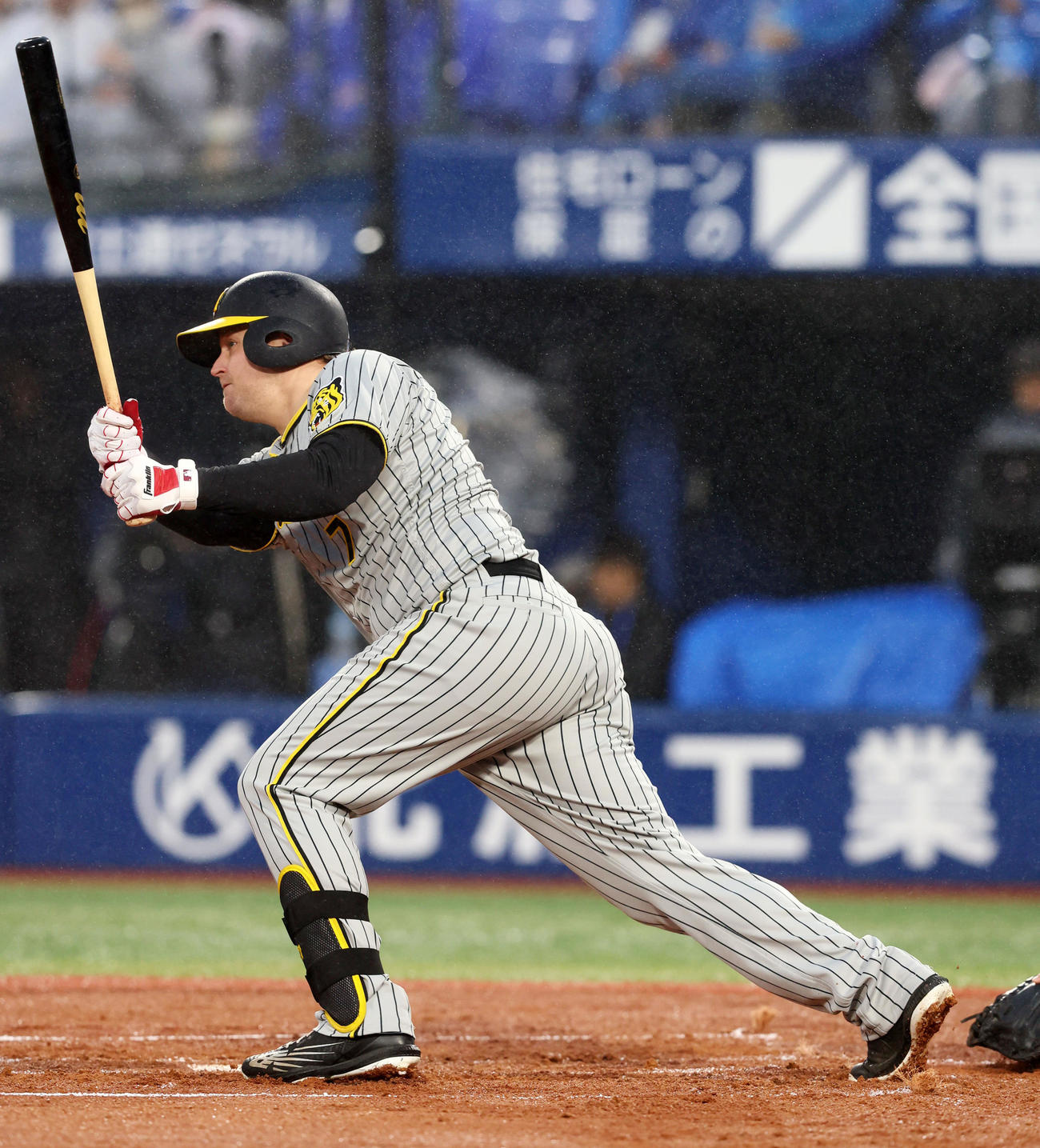 DeNA対阪神　2回表阪神無死、ノイジーは左前打を放つ（撮影・加藤哉）