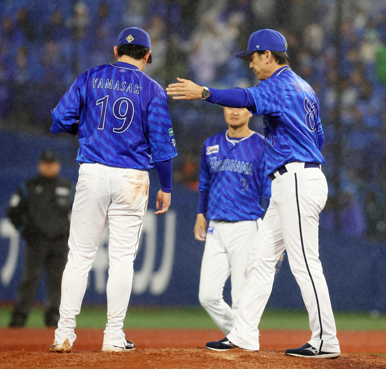 DeNA対阪神　9回表阪神無死満塁、三浦監督（右）は山崎にマウンドで降板を告げる（撮影・加藤哉）