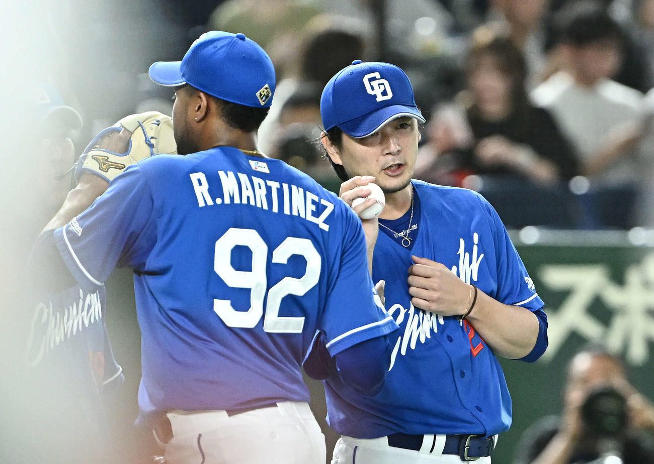 巨人対中日　試合後、勝利投手の中日涌井（右）は試合を締めたマルティネスから記念球を受け取る（撮影・滝沢徹郎）