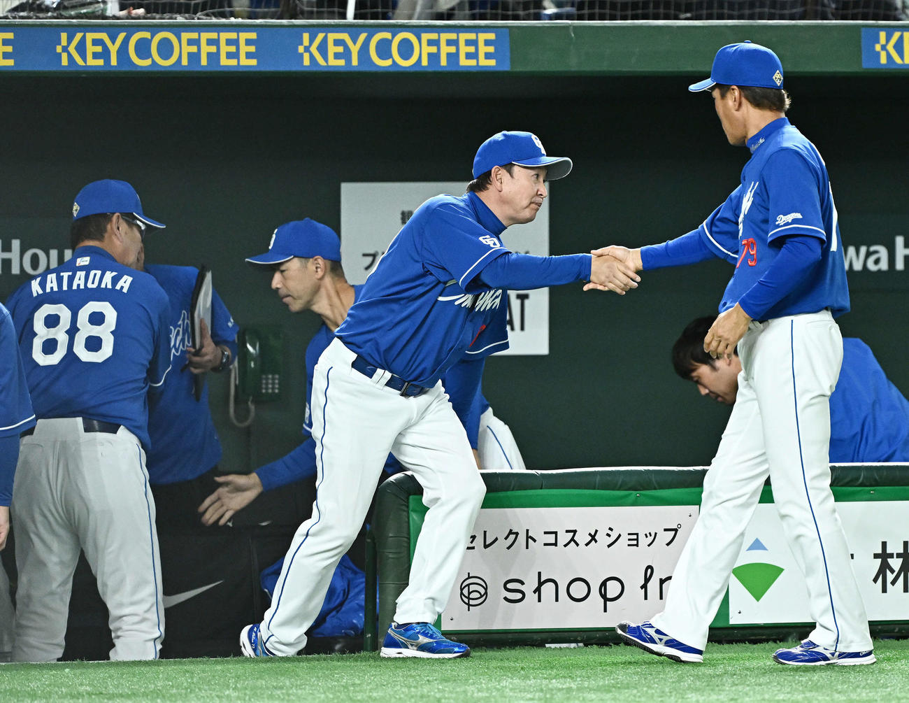 巨人対中日　試合に勝利し握手を交わす中日立浪監督（中央）ら（撮影・滝沢徹郎）