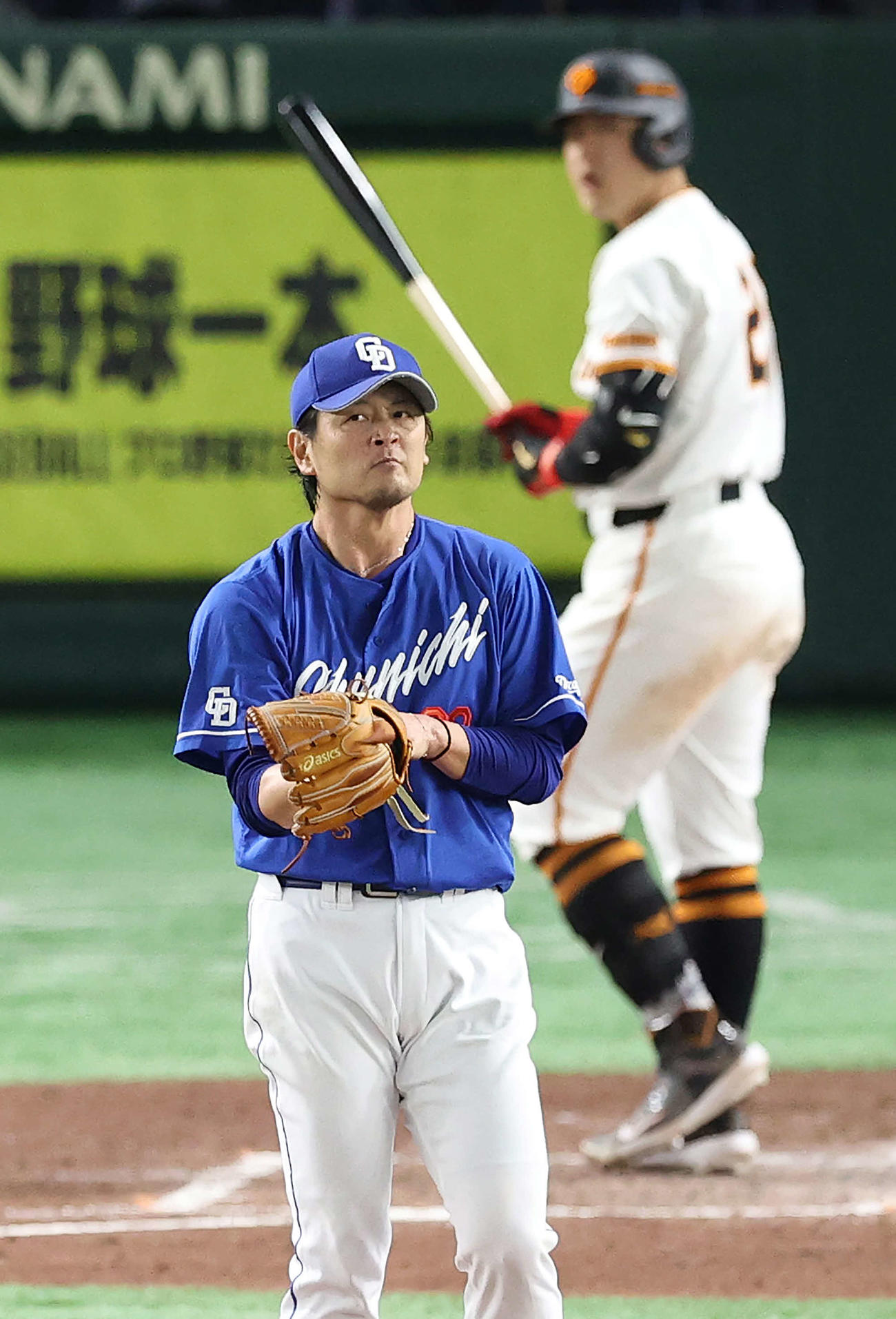 巨人対中日　5回裏巨人1死、岡本和（後方）を空振り三振に仕留め、気合いの入った表情を見せる涌井（撮影・河野匠）
