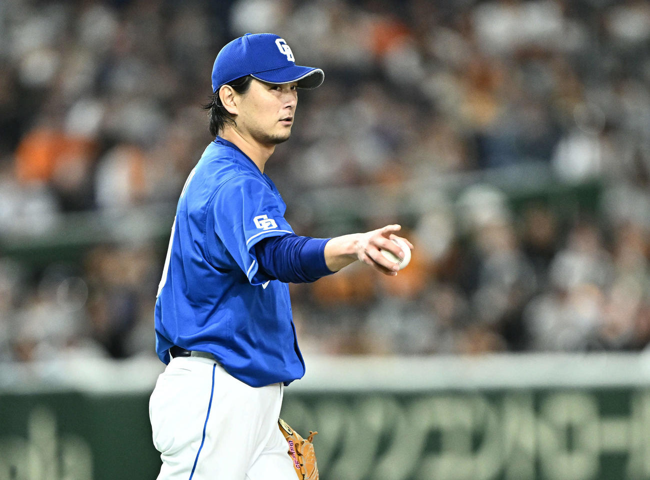 巨人対中日　4回裏、好守を見せた中日一塁手中田を指さす涌井（撮影・滝沢徹郎）