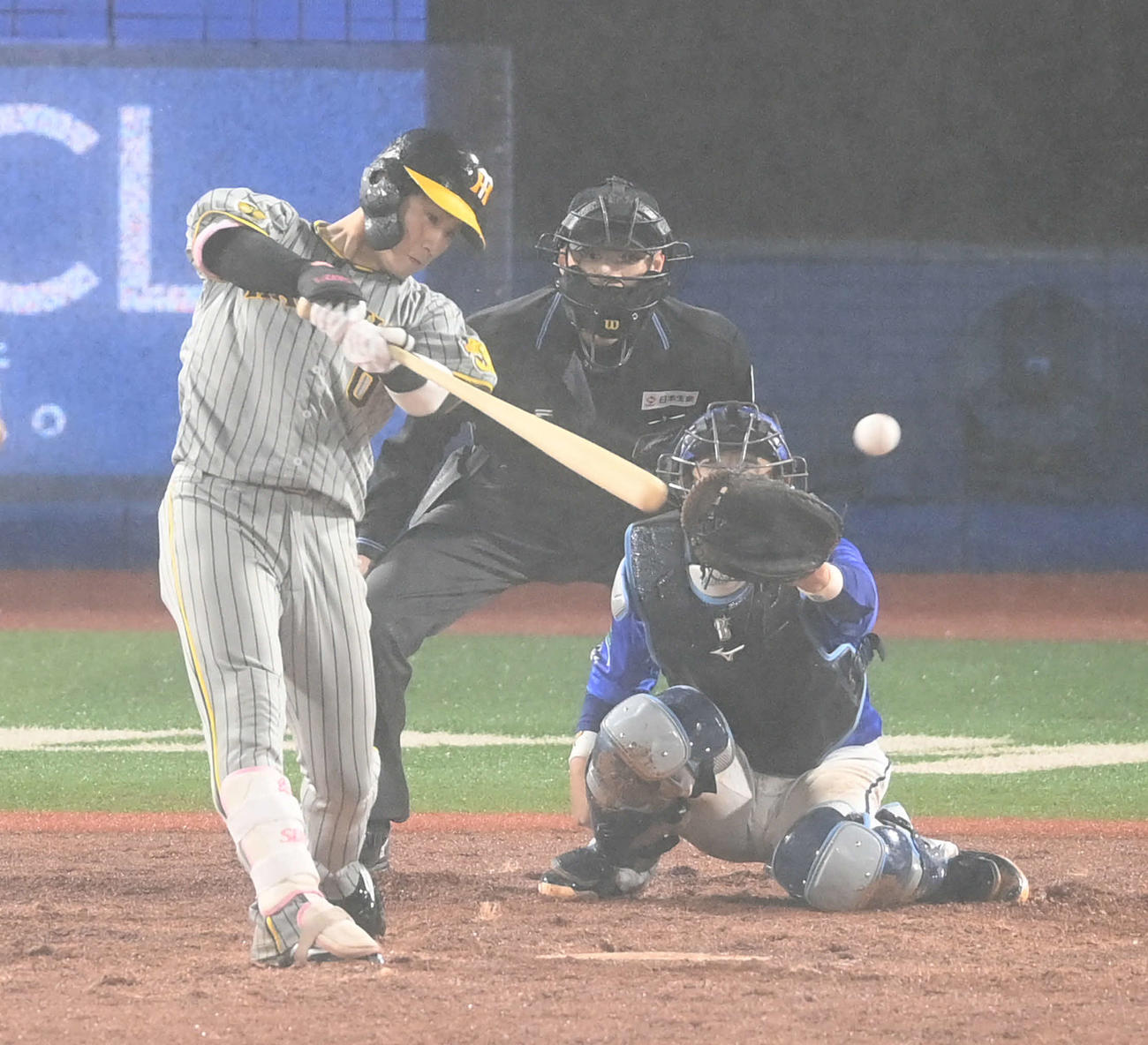 DeNA対阪神　9回表阪神2死満塁、木浪は左前適時打を放つ（撮影・山崎安昭）