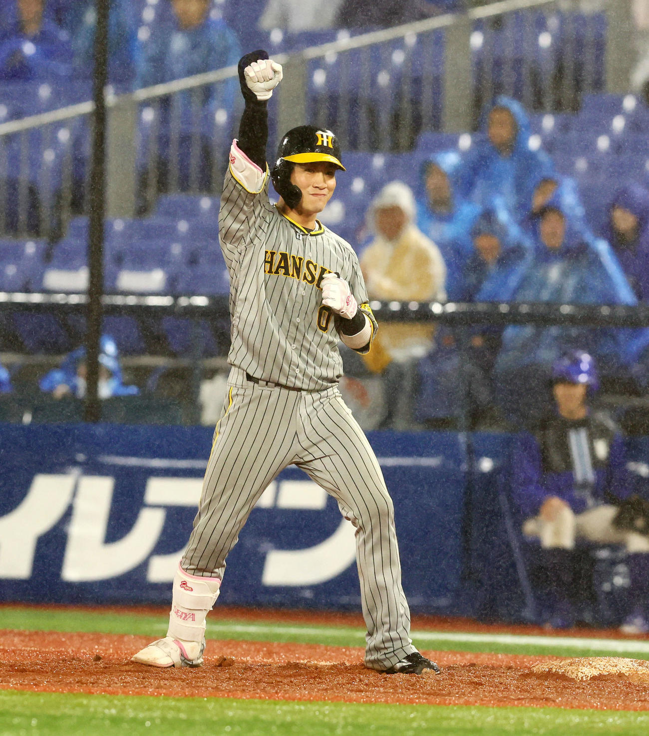 DeNA対阪神　9回表阪神2死満塁、木浪は左適時打を放ちガッツポーズを見せる（撮影・加藤哉）