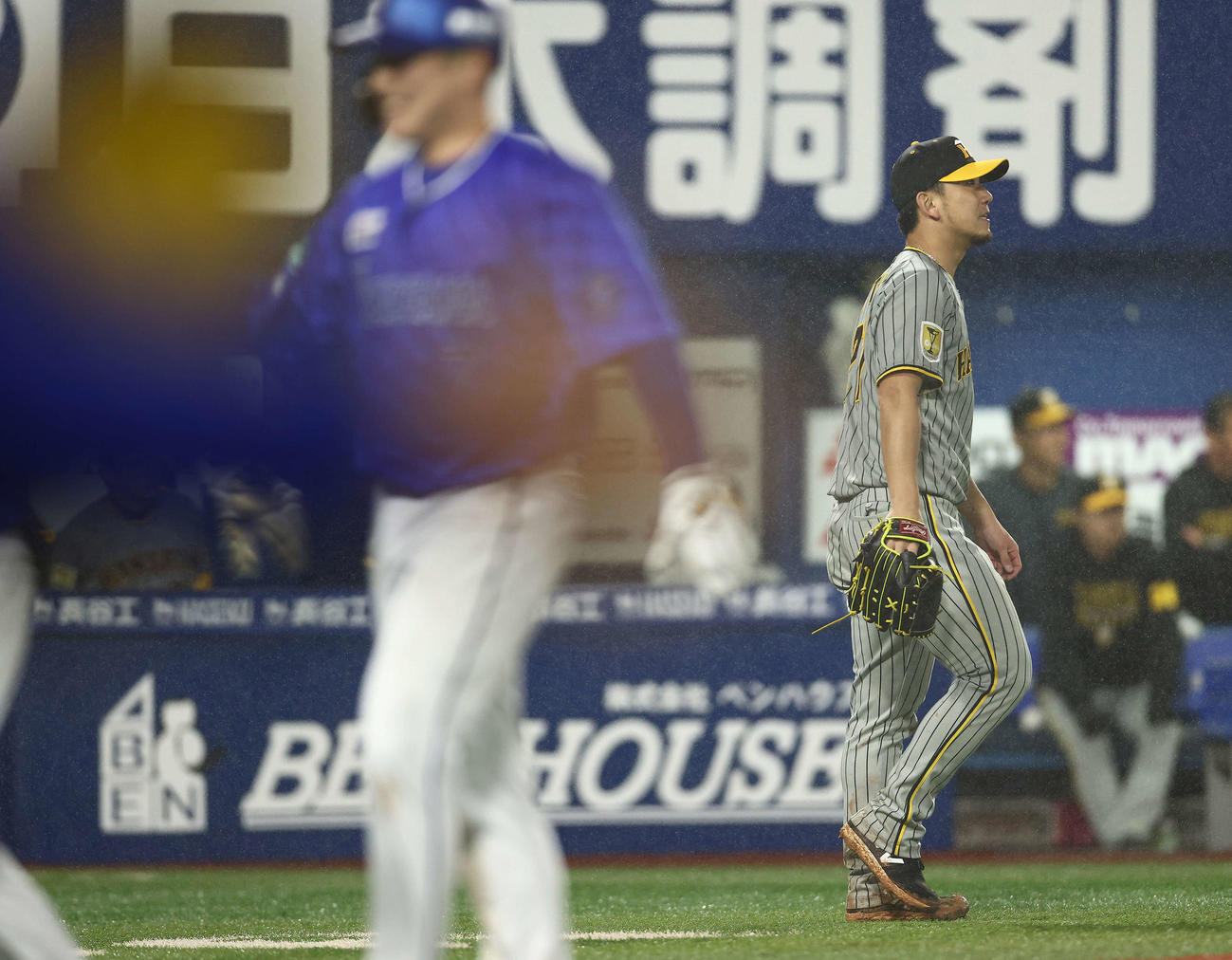 DeNA対阪神　7回裏DeNA2死二、三塁、山本に2点適時打を浴びる伊藤将（撮影・河田真司）