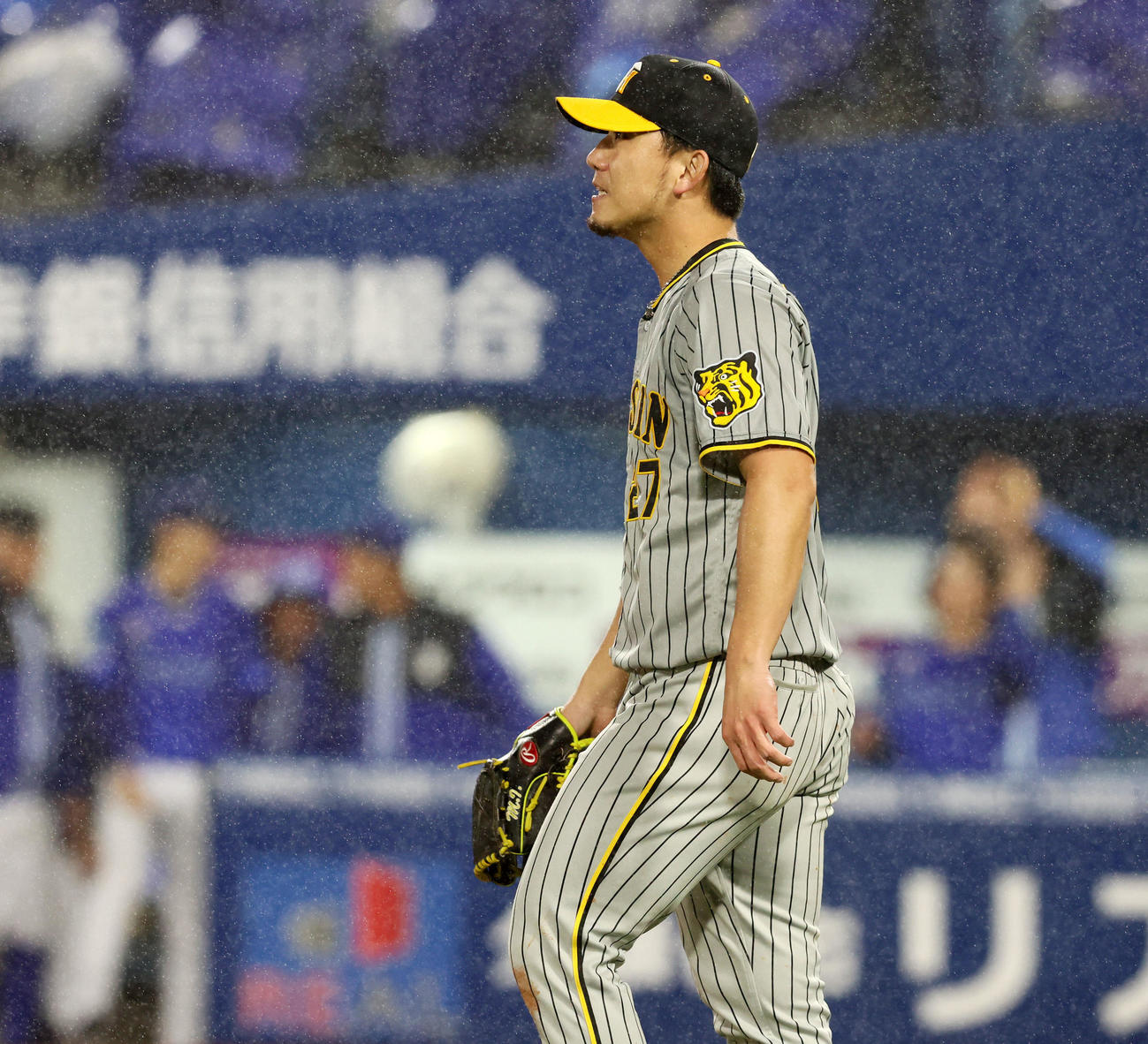 DeNA対阪神　7回裏DeNA2死二、三塁、伊藤将は山本に中前適時打を打たれ失点（撮影・加藤哉）