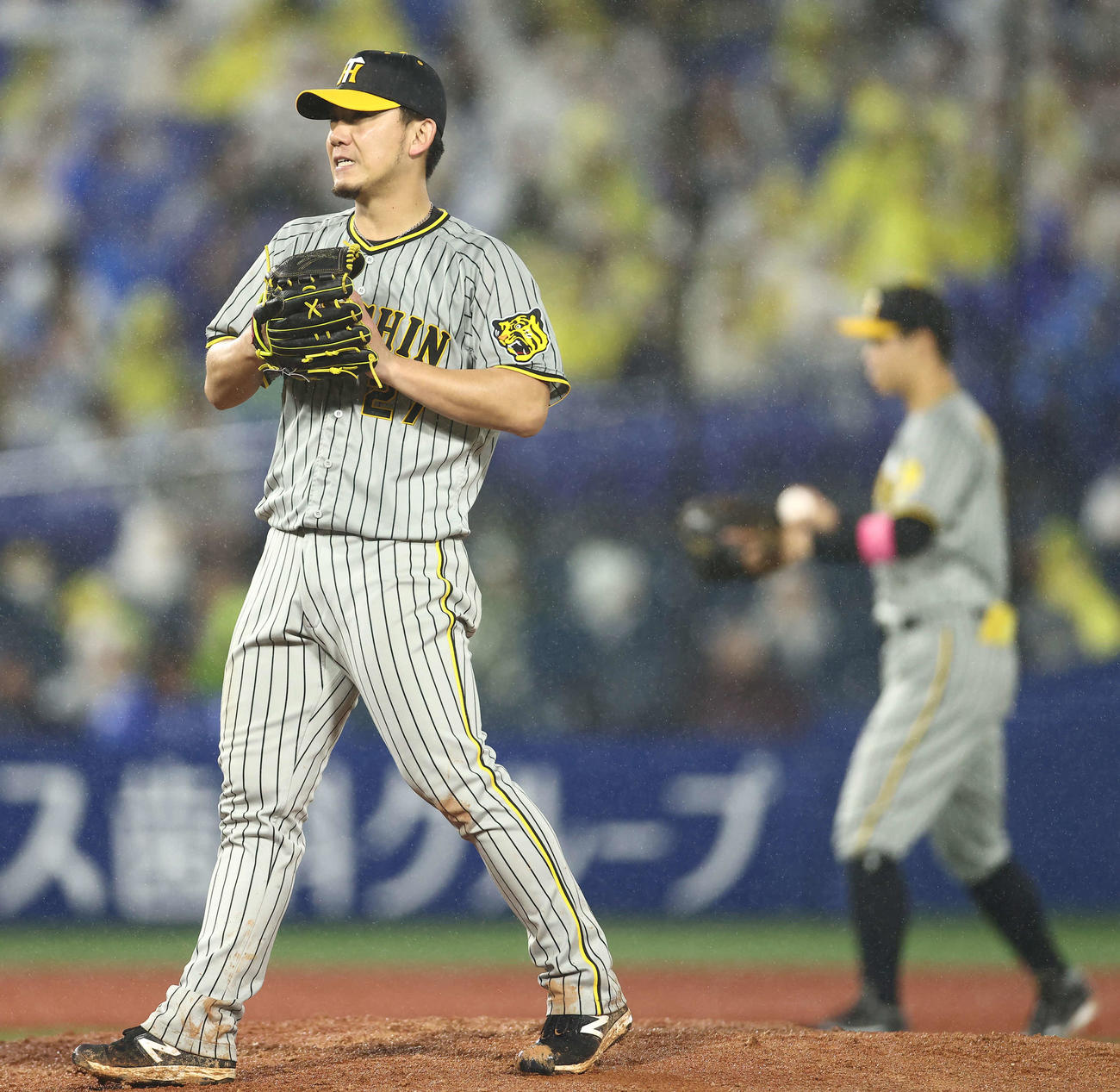 DeNA対阪神　7回裏DeNA無死、佐野に右前打を浴びる伊藤将（撮影・河田真司）
