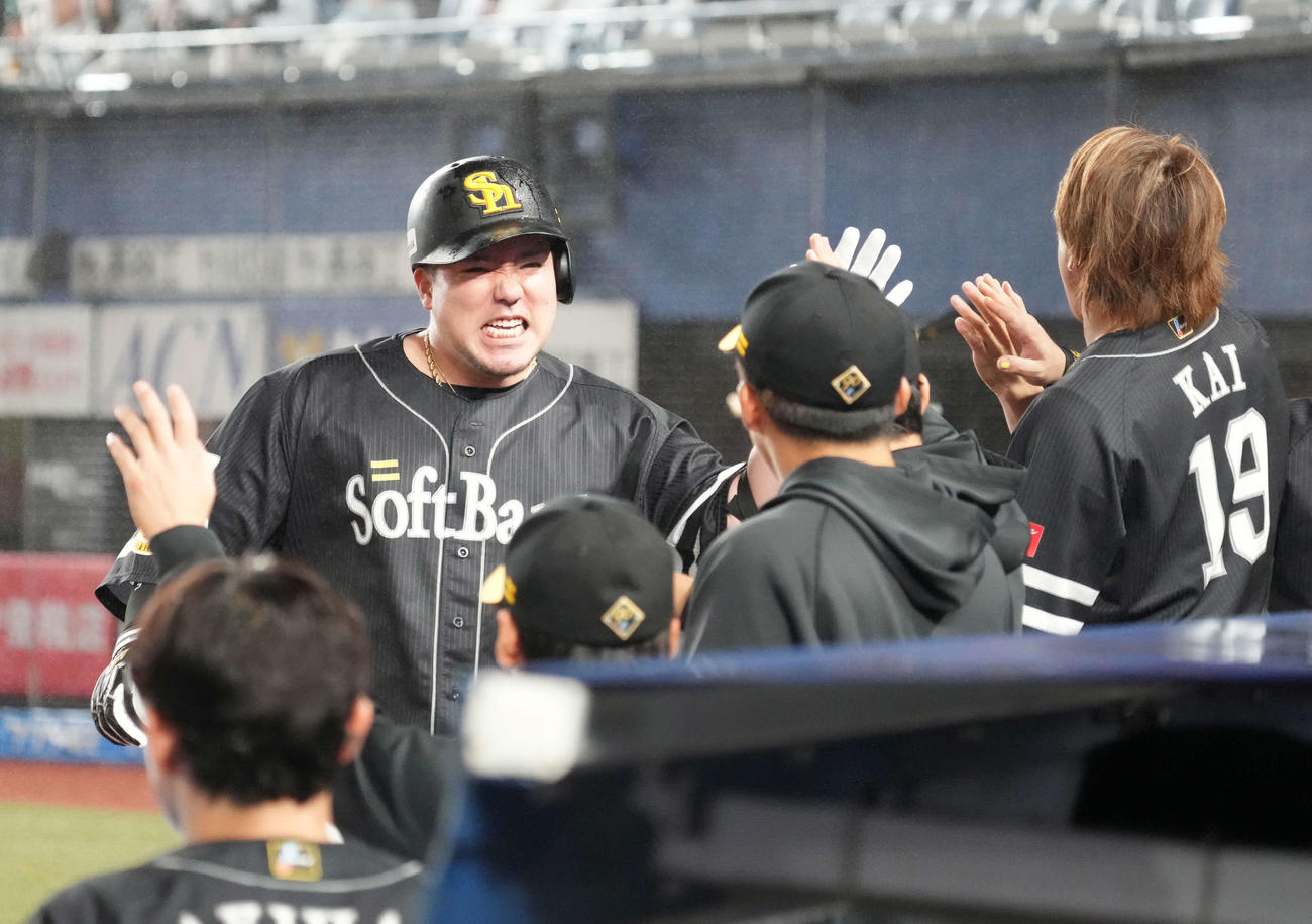 ロッテ対ソフトバンク　3回表ソフトバンク無死満塁、山川は先制左犠飛を放ちベンチのナインの祝福を受ける（撮影・小沢裕）