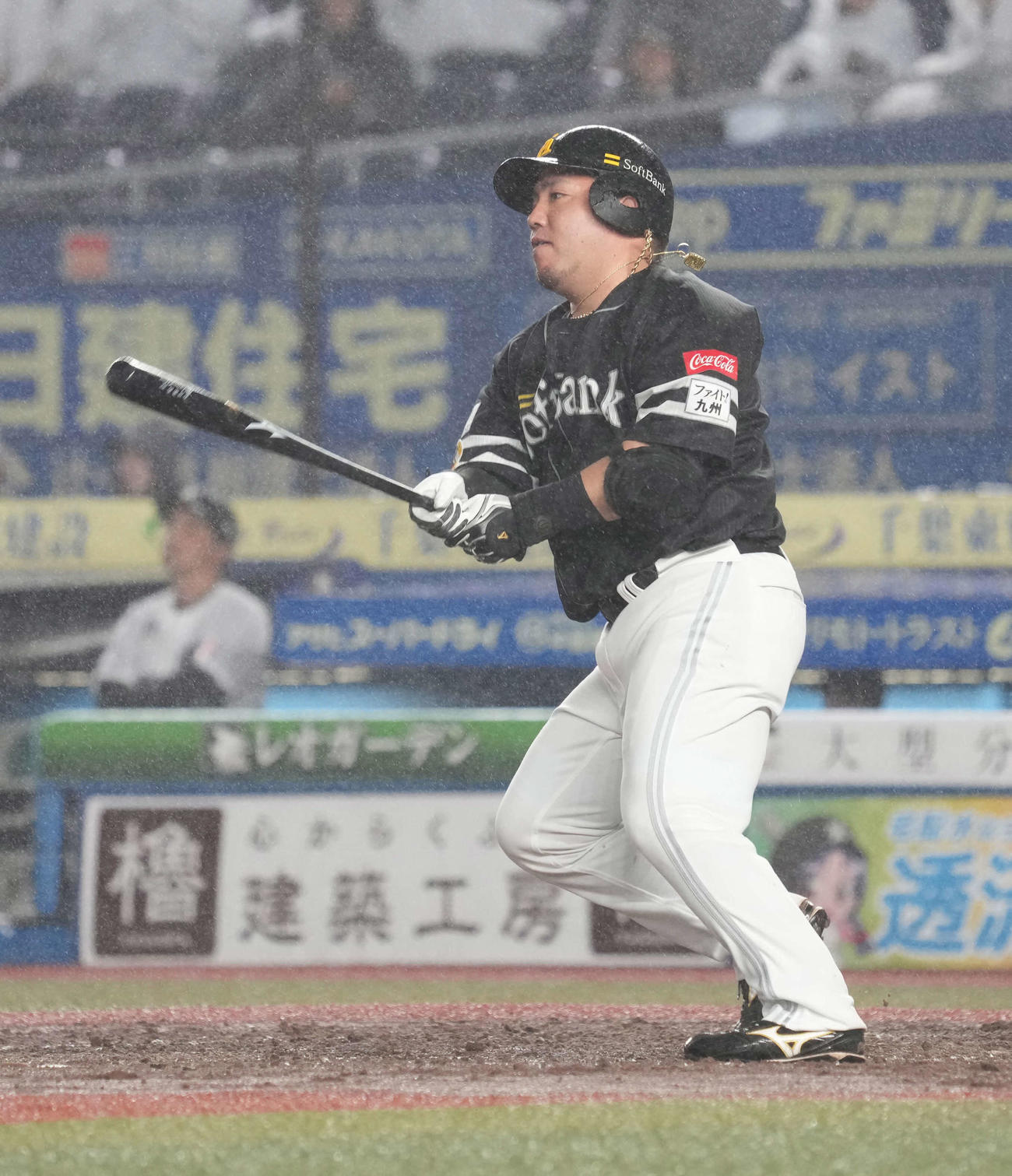 ロッテ対ソフトバンク　4回表ソフトバンク2死二、三塁、山川は左前に2点適時打を放つ（撮影・小沢裕）