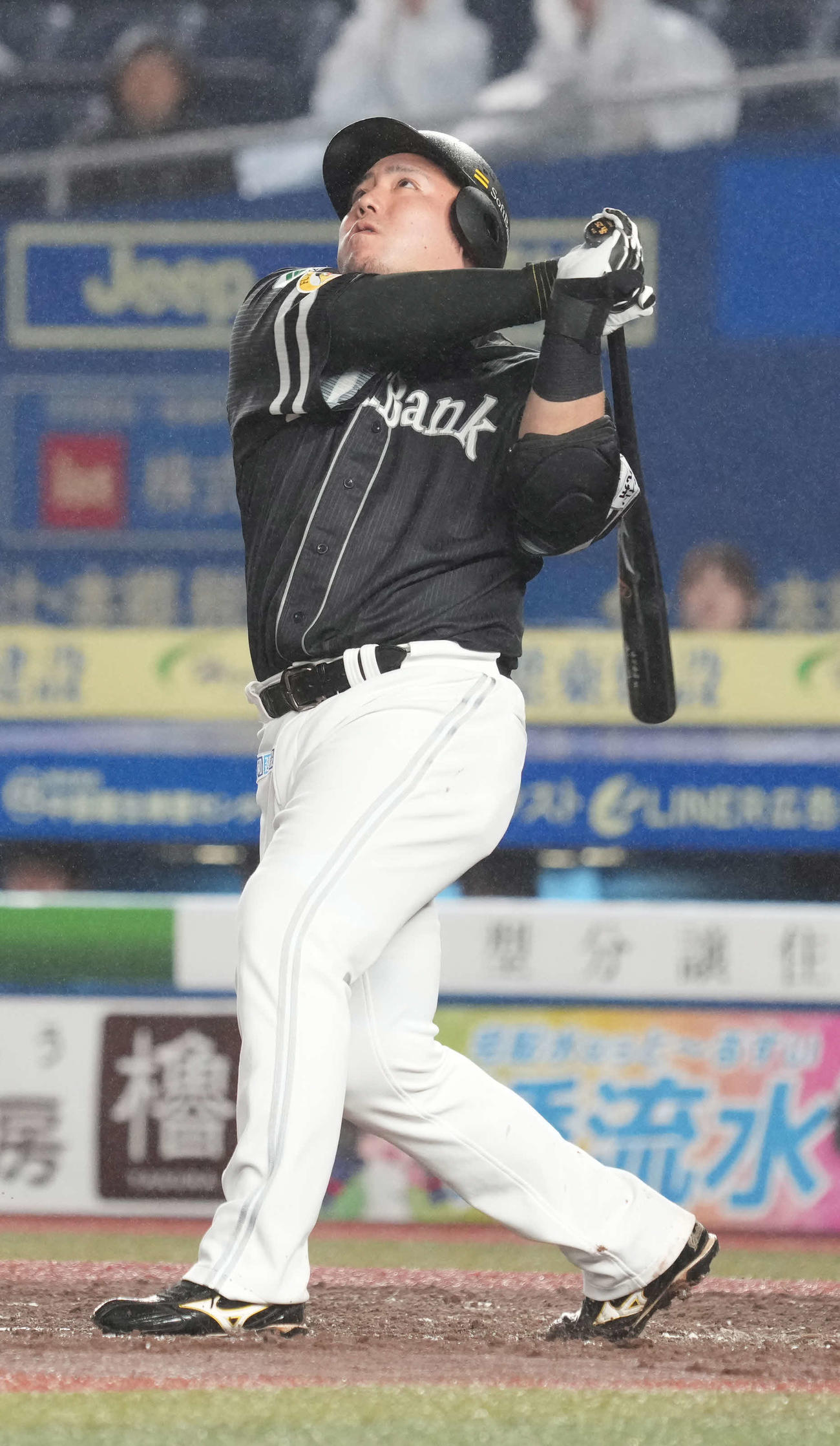 ロッテ対ソフトバンク　3回表ソフトバンク無死満塁、山川は先制左犠飛を放つ（撮影・小沢裕）