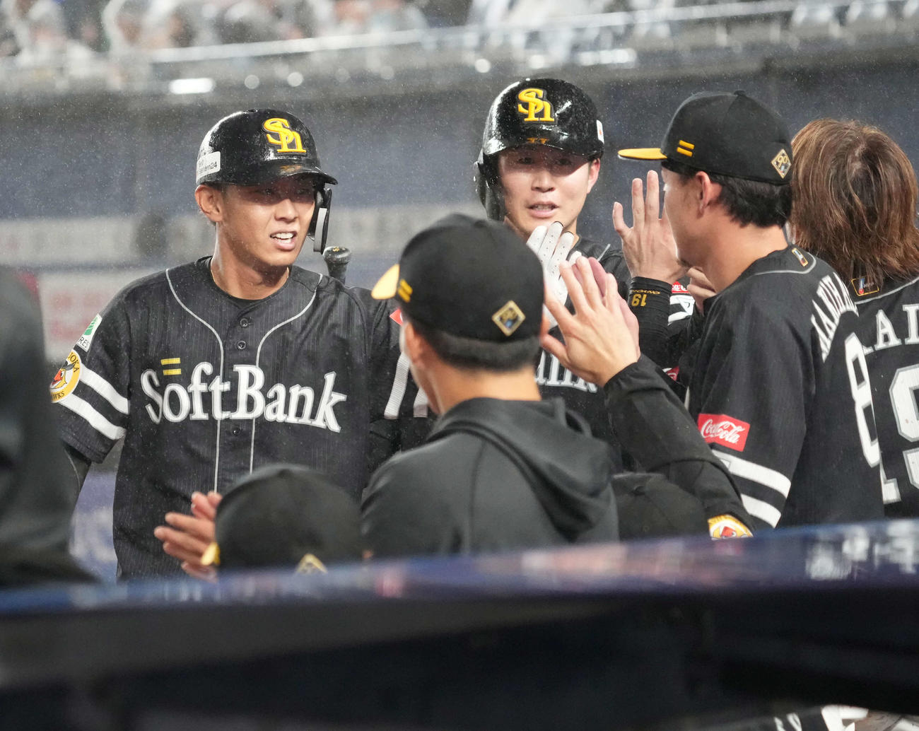 ロッテ対ソフトバンク　4回表ソフトバンク2死二、三塁、山川の左前2点適時打で生還した今宮（左）と川村はベンチのナインの祝福を受ける（撮影・小沢裕）