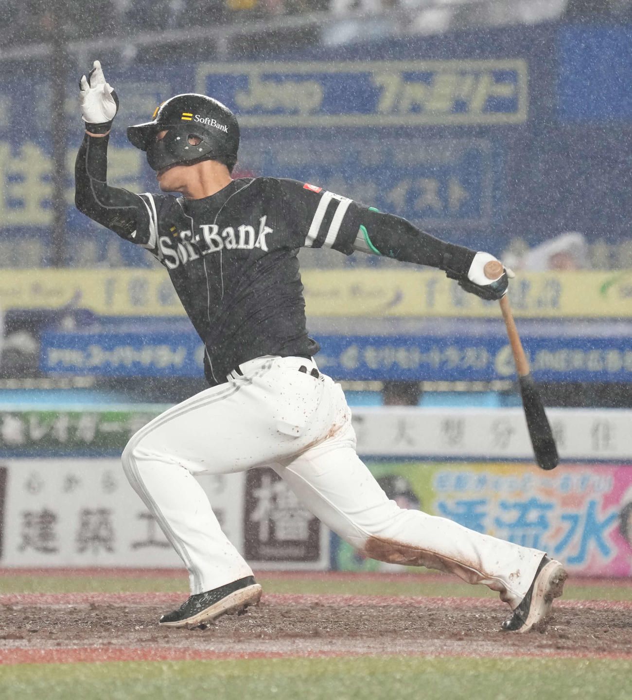 ロッテ対ソフトバンク　4回表ソフトバンク1死一、三塁、今宮は右前適時打を放つ（撮影・小沢裕）