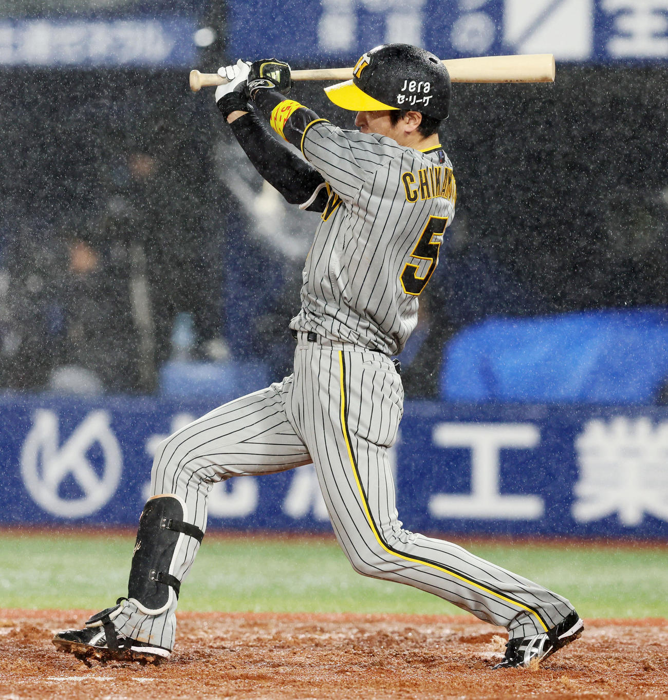 DeNA対阪神　9回表阪神無死一塁、近本は右前打を放つ（撮影・加藤哉）