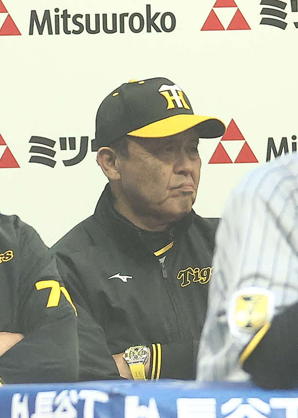 DeNA対阪神　1回表、戦況を見守る阪神岡田監督（撮影・河田真司）