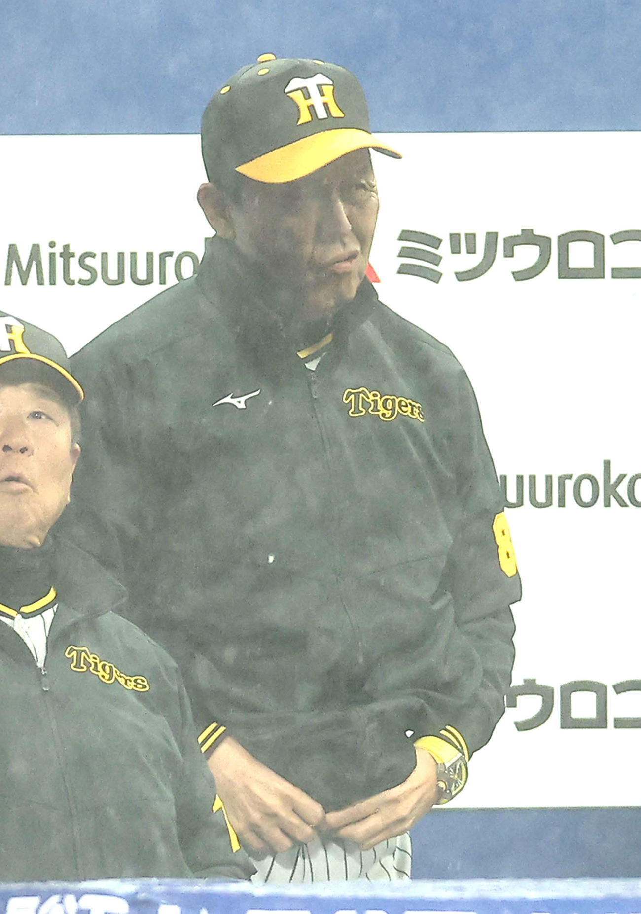 DeNA対阪神　5回表裏を終え、試合一時中断となり、険しい表情を見せる阪神岡田監督（撮影・河田真司）
