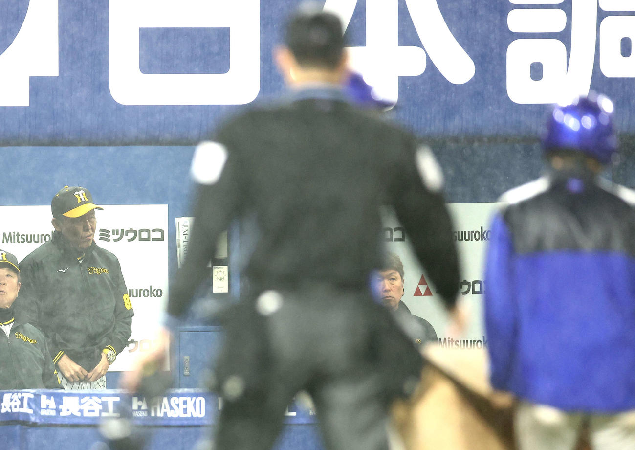 DeNA対阪神　5回表裏を終え、試合一時中断となり、険しい表情を見せる阪神岡田監督（撮影・河田真司）