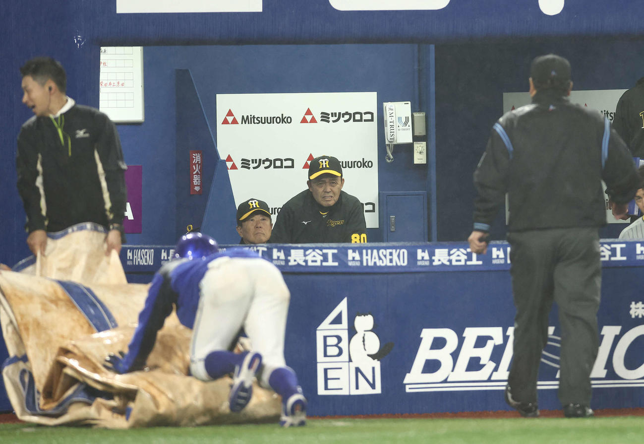 DeNA対阪神　5回表裏を終え、試合一時中断となり審判と言葉を交わす阪神岡田監督（撮影・河田真司）
