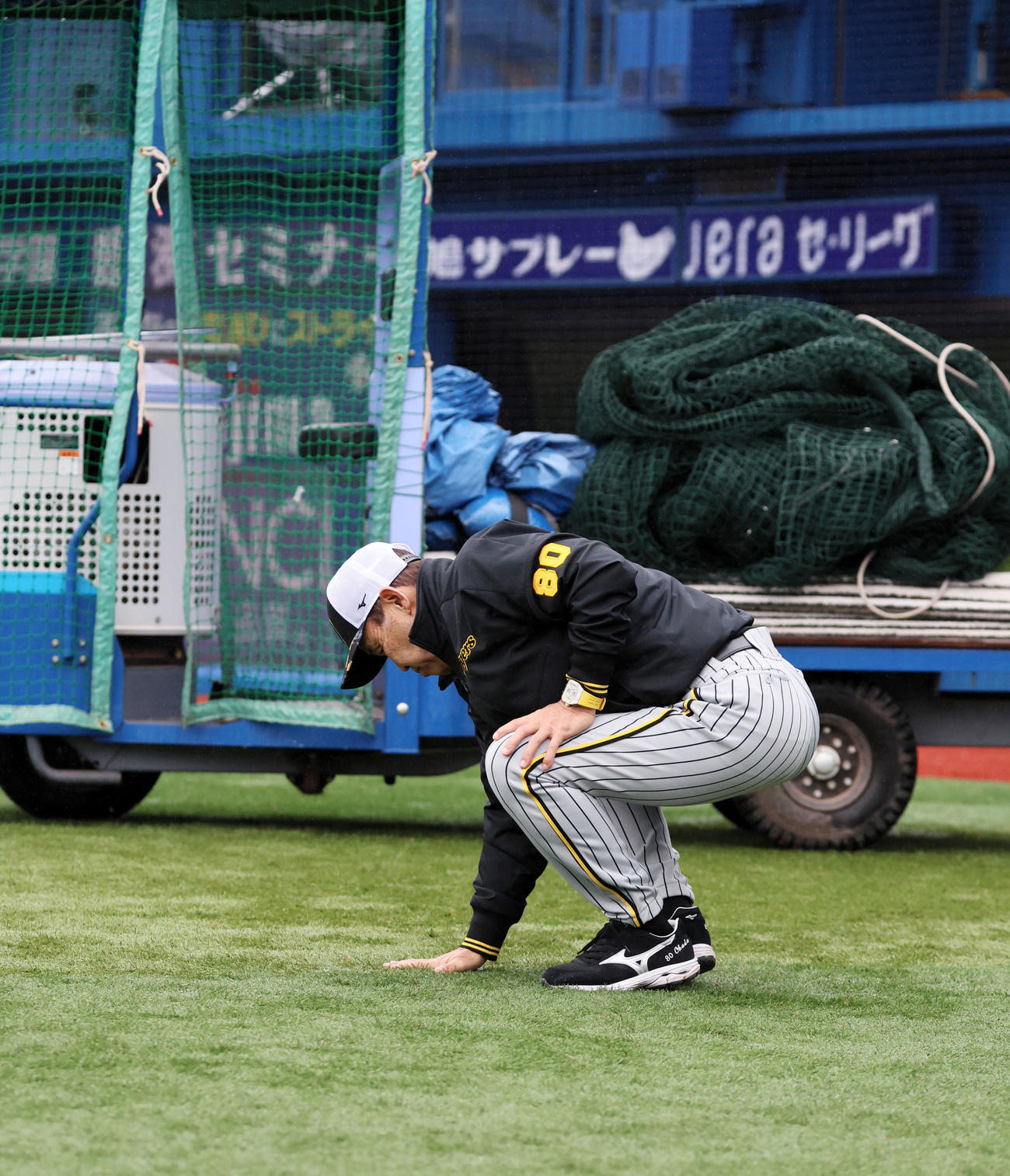 DeNA対阪神　グラウンドを触って確認する岡田監督（撮影・加藤哉）