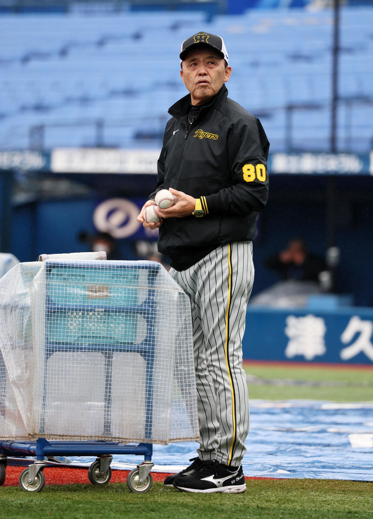 DeNA対阪神　ノックする馬場コーチにボールを渡す岡田監督（撮影・加藤哉）