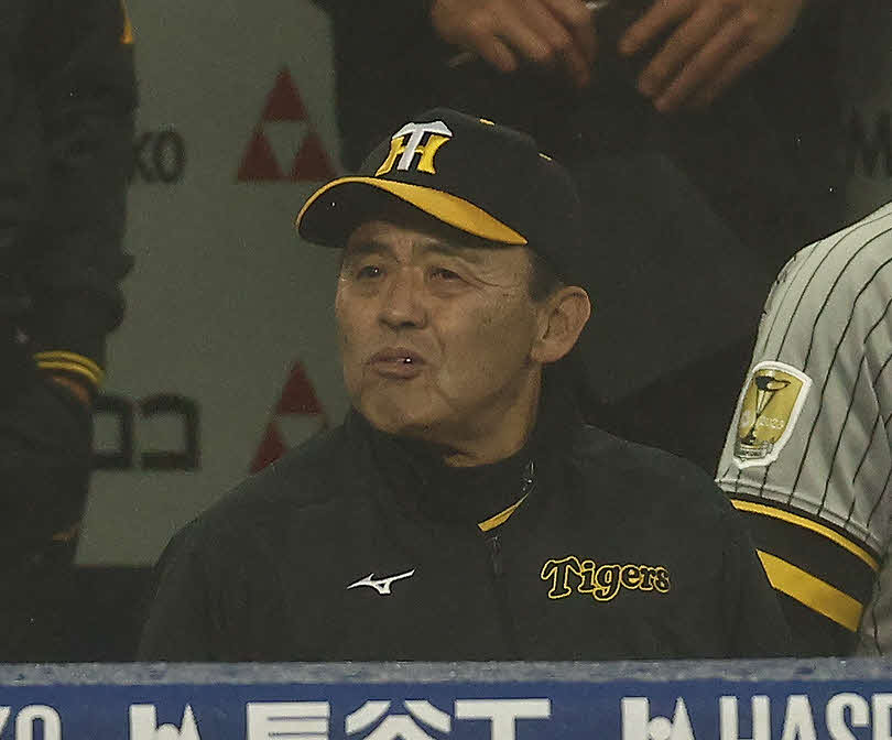 DeNA対阪神　2回裏を終え、天気を気にする阪神岡田監督（撮影・河田真司）