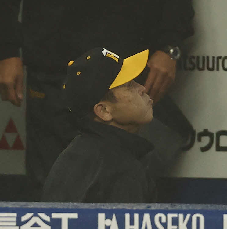 DeNA対阪神　2回裏を終え、天気を気にする阪神岡田監督（撮影・河田真司）