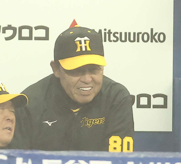 DeNA対阪神　3回表を終え、笑顔を見せる阪神岡田監督（撮影・河田真司）