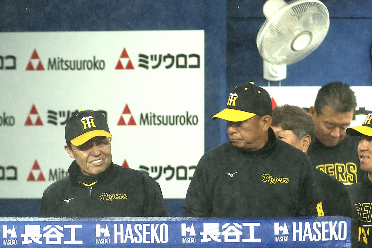 DeNA対阪神　5回表阪神2死満塁、ノイジーが四球を選び先制し、笑顔を見せる岡田監督（左）（撮影・河田真司）