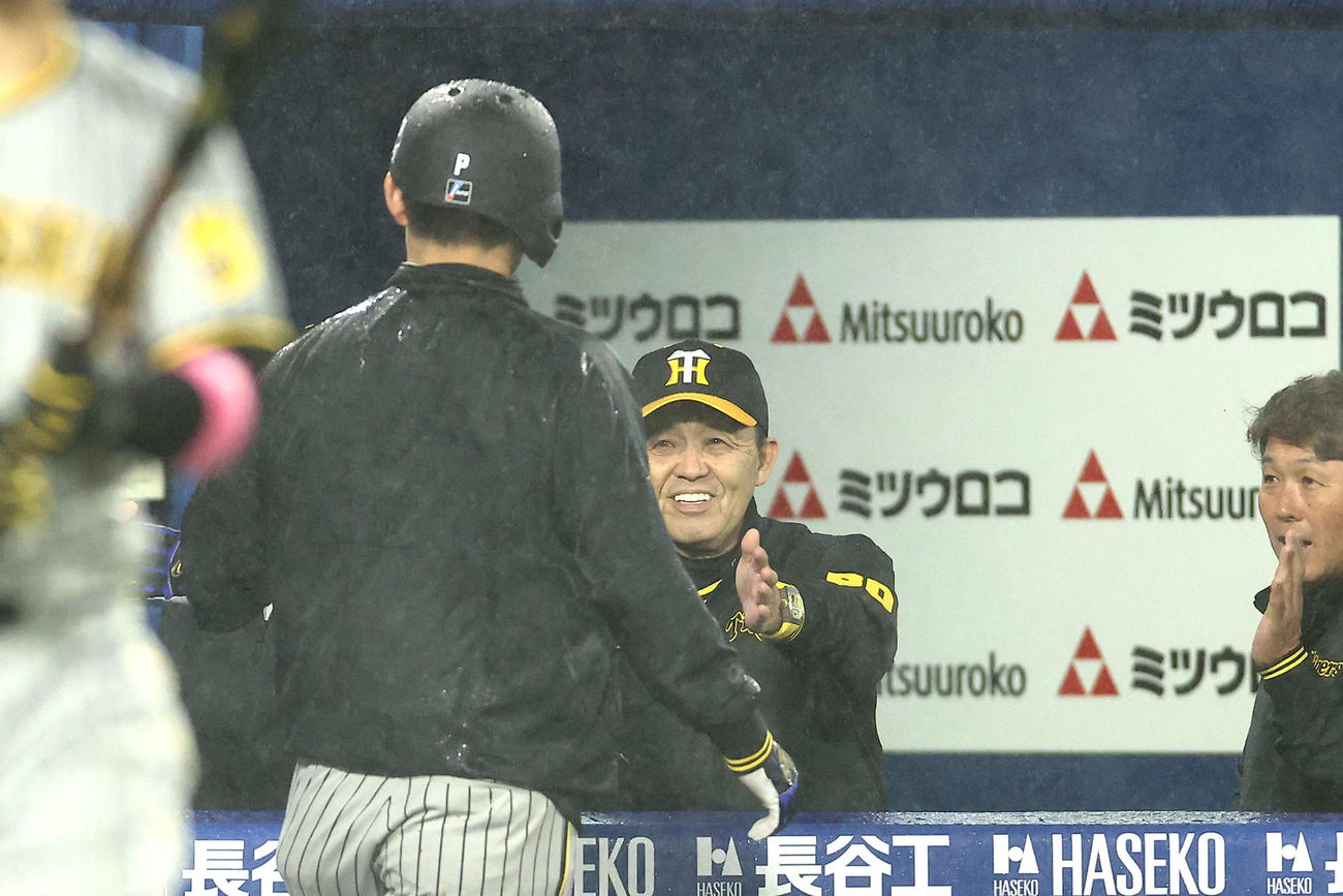 DeNA対阪神　5回表阪神2死満塁、ノイジーの四球で押し出しとなり、先制生還する伊藤将（手前）を笑顔で迎える岡田監督（撮影・河田真司）