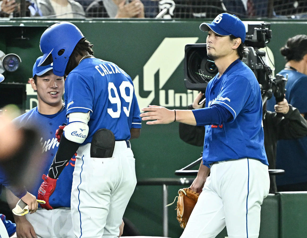 巨人対中日　1回表中日1死一塁、先制2点本塁打を放ったカリステ（中央）をねぎらう涌井（右）（撮影・滝沢徹郎）