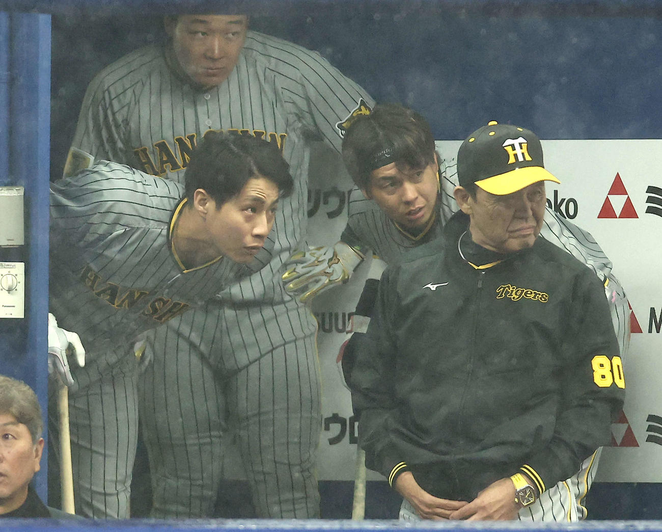 DeNA対阪神　5回裏を終え、試合一時中断となり、雨を気にする阪神岡田監督（右）とナイン。左から木浪、大山、梅野（撮影・河田真司）