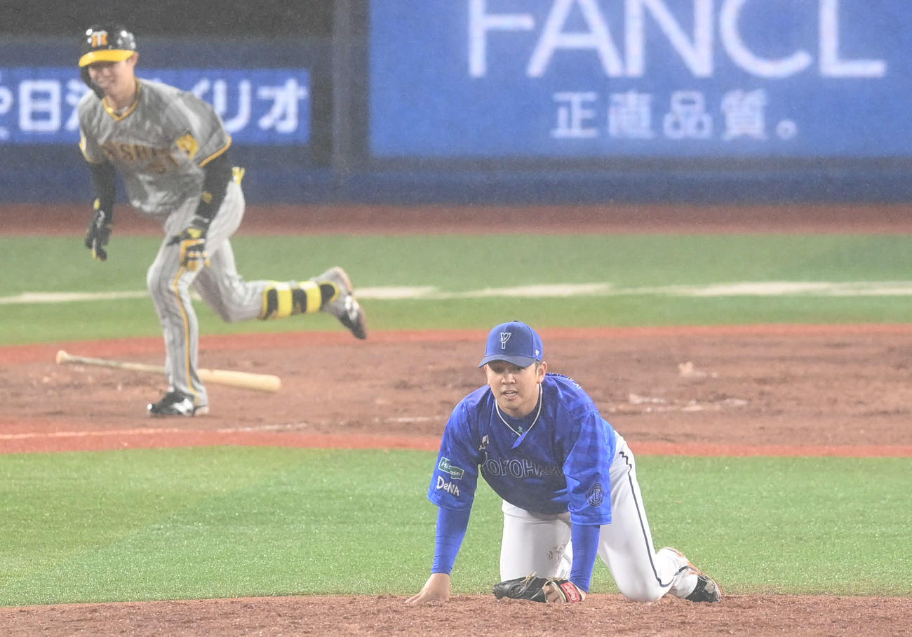 DeNA対阪神　9回表阪神無死一、二塁、中野に中前打を許した山崎はひざをついて打球を見つめる（撮影・山崎安昭）