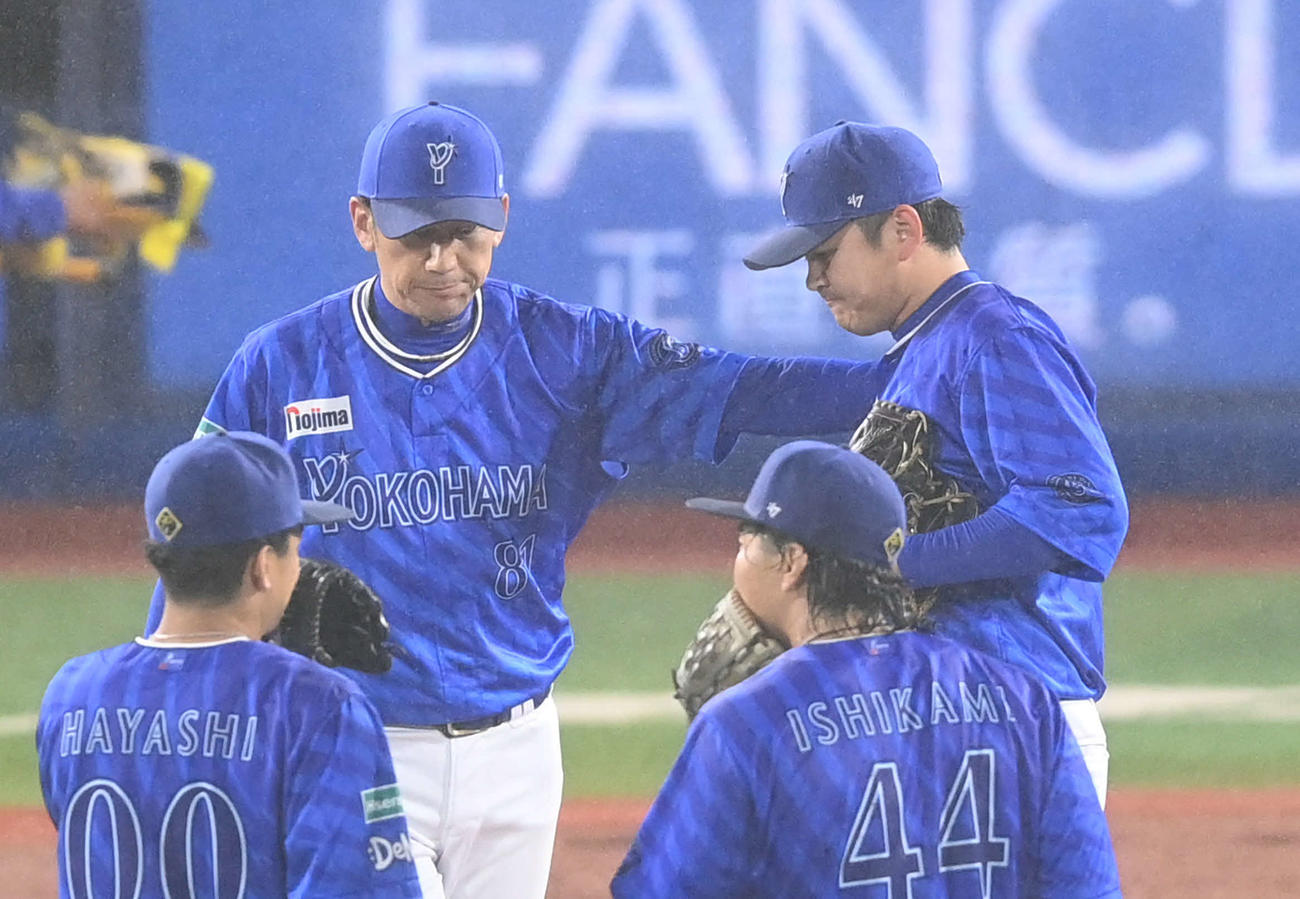 DeNA対阪神　9回途中、山崎（右）に降板を告げ肩に手をやるDeNA三浦監督（撮影・山崎安昭）