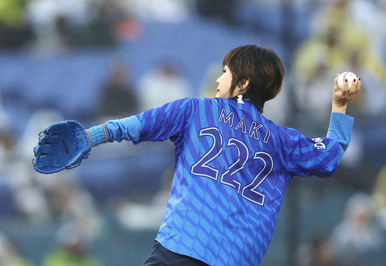 DeNA対阪神　開始前、セレモニアルピッチを務めるLINDBERG渡瀬マキ（撮影・河田真司）
