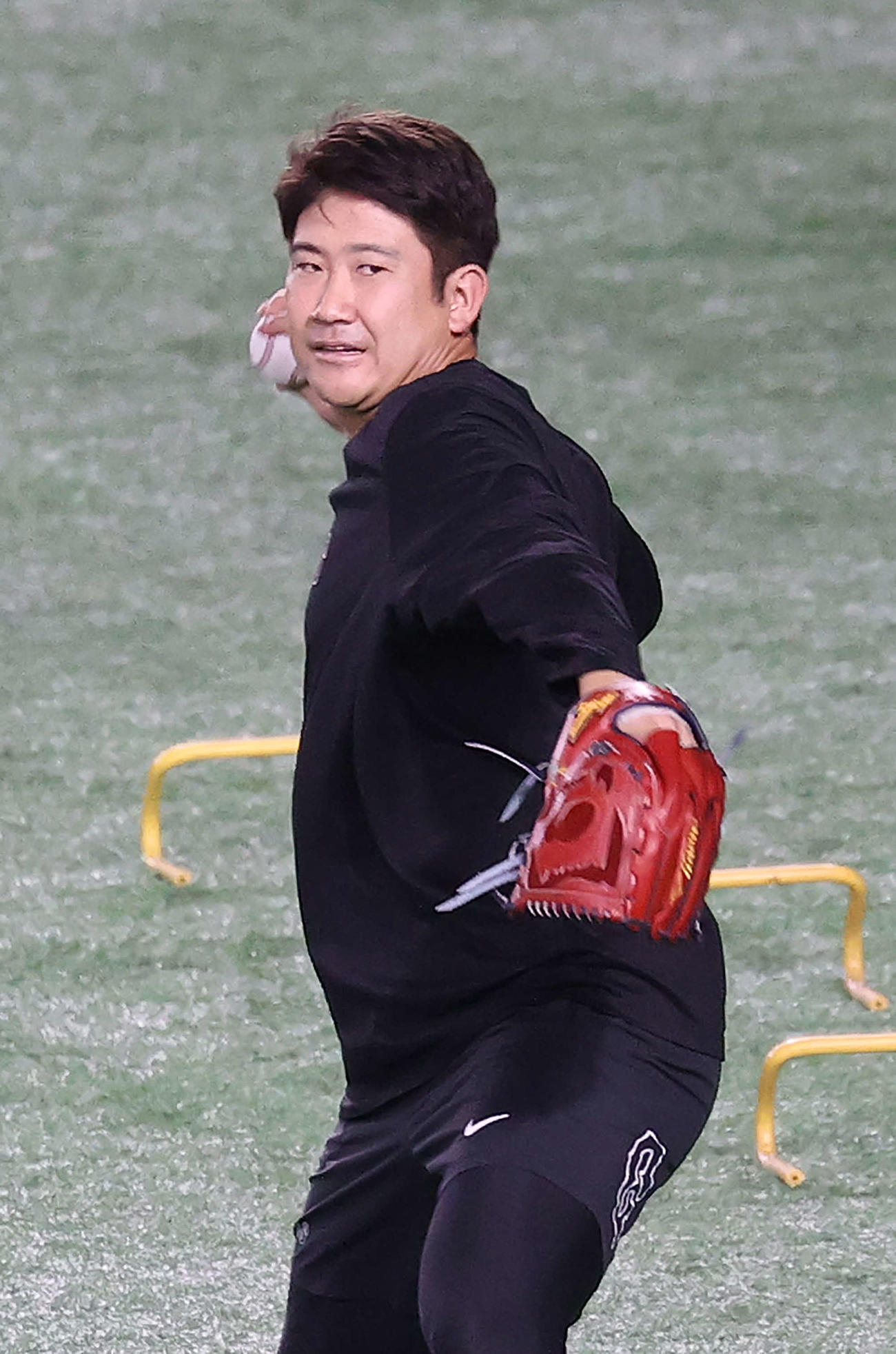 24日、試合前にキャッチボールをする巨人菅野