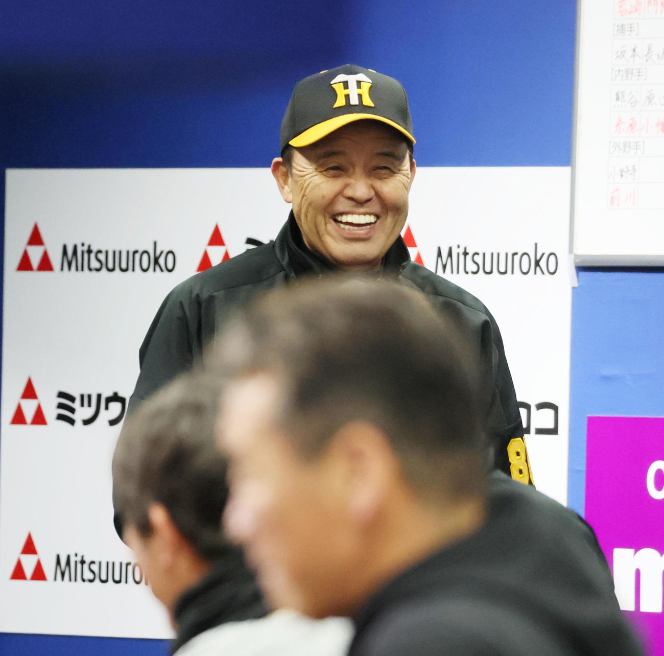 DeNA対阪神　6回表、降雨中断となりコーチ陣と談笑してロッカールームへいったん引き揚げる岡田監督（撮影・加藤哉）