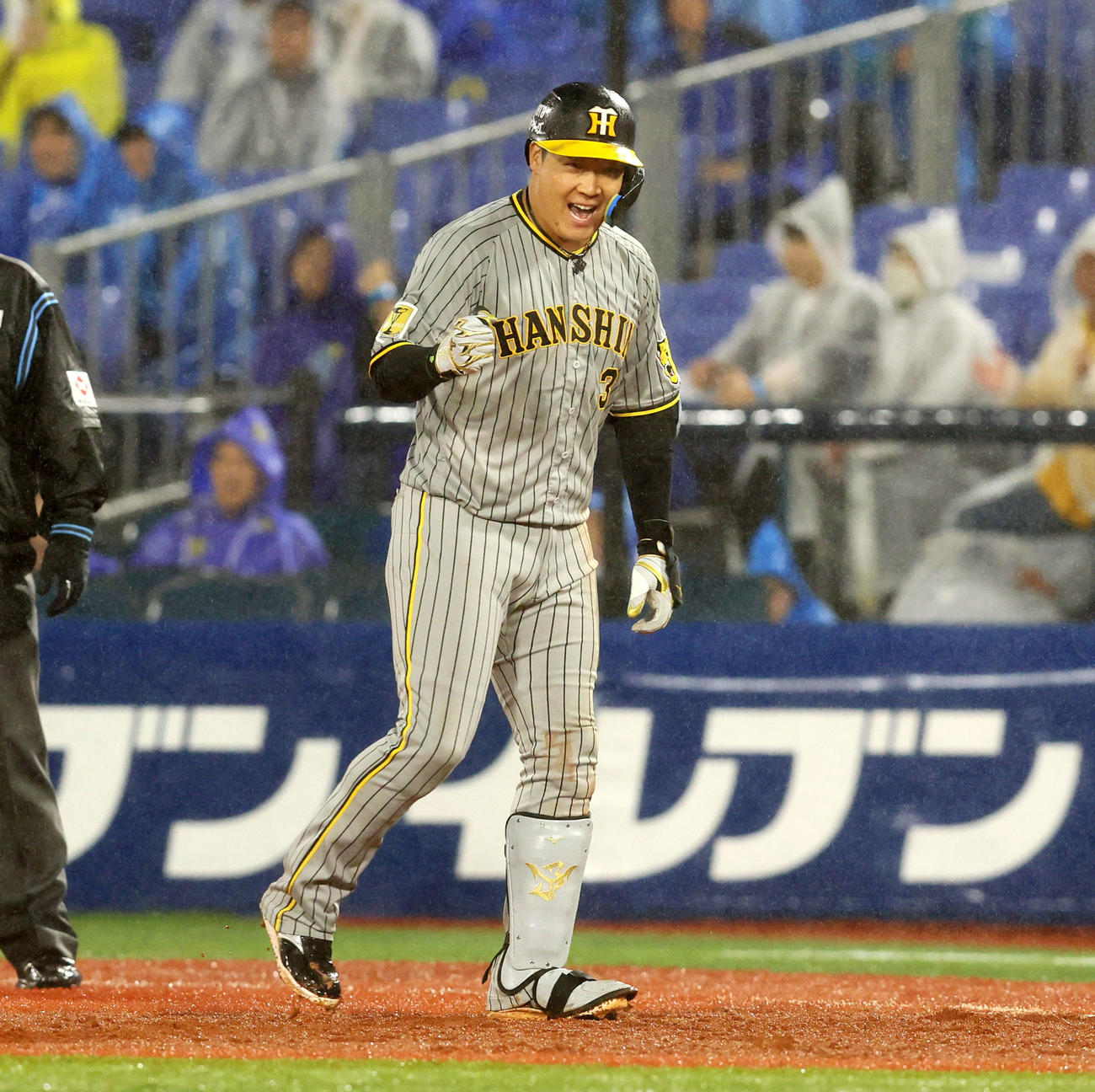 DeNA対阪神　9回表阪神無死満塁、大山は中適時打を放ちガッツポーズを見せる（撮影・加藤哉）
