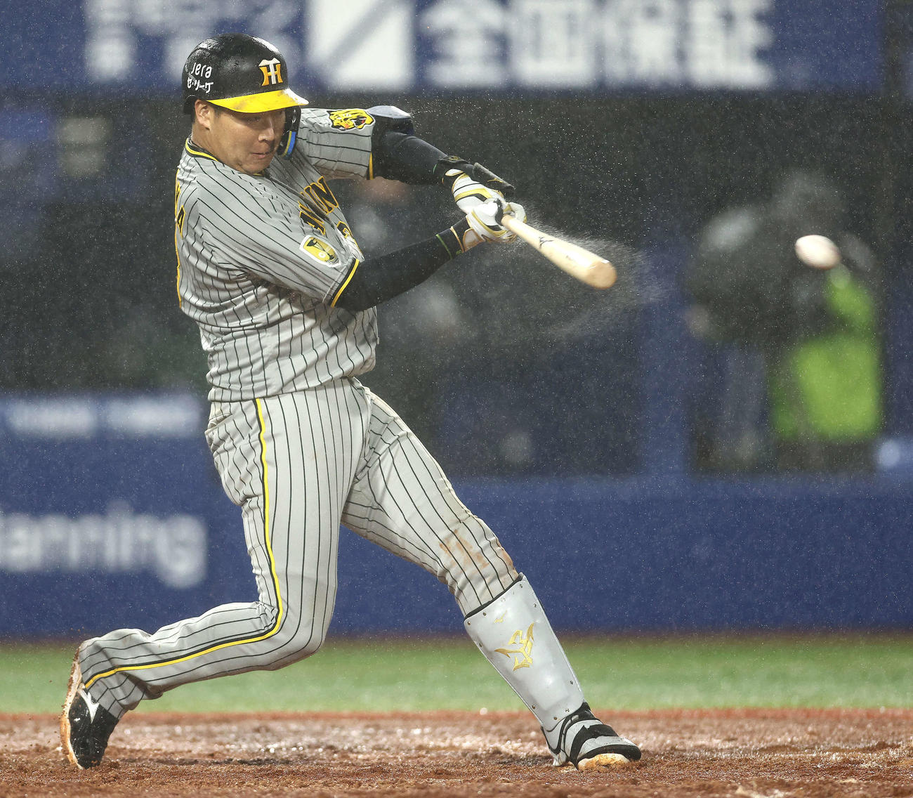 DeNA対阪神　9回表阪神無死満塁、中前同点適時打を放つ大山（撮影・河田真司）
